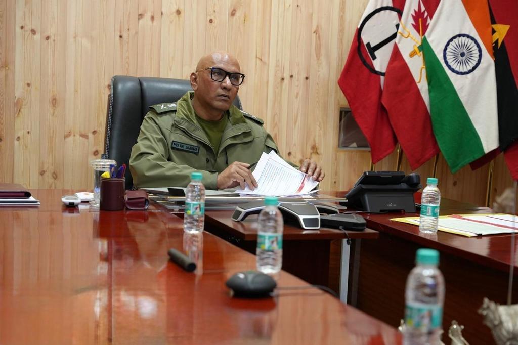 prodefencejammu's tweet photo. #JOINTSECURITYREVIEW
Lt Gen Pratik Sharma, #ArmyCdrNC, chaired the weekly Joint Control Centres meeting in virtual mode. In addition to the senior military leadership the meeting was attended by senior officials of JKP, CRPF & other stakeholders in #Srinagar and #Jammu Divisions.
Discussions focused on int sharing, boosting joint readiness, refining inter-agency #synergy and further strengthening the Counter Terrorism framework.
#NationFirst
#AlwaysInCombat
@SpokespersonMoD
@adgpi
@NorthernComd_IA
@ChinarcorpsIA
@Whiteknight_IA
@JmuKmrPolice
@crpfindia
@BSF_Kashmir
@diprjk
@ANI