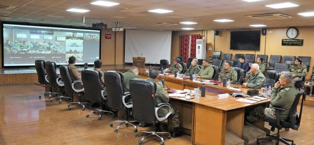 prodefencejammu's tweet photo. #JOINTSECURITYREVIEW
Lt Gen Pratik Sharma, #ArmyCdrNC, chaired the weekly Joint Control Centres meeting in virtual mode. In addition to the senior military leadership the meeting was attended by senior officials of JKP, CRPF & other stakeholders in #Srinagar and #Jammu Divisions.
Discussions focused on int sharing, boosting joint readiness, refining inter-agency #synergy and further strengthening the Counter Terrorism framework.
#NationFirst
#AlwaysInCombat
@SpokespersonMoD
@adgpi
@NorthernComd_IA
@ChinarcorpsIA
@Whiteknight_IA
@JmuKmrPolice
@crpfindia
@BSF_Kashmir
@diprjk
@ANI