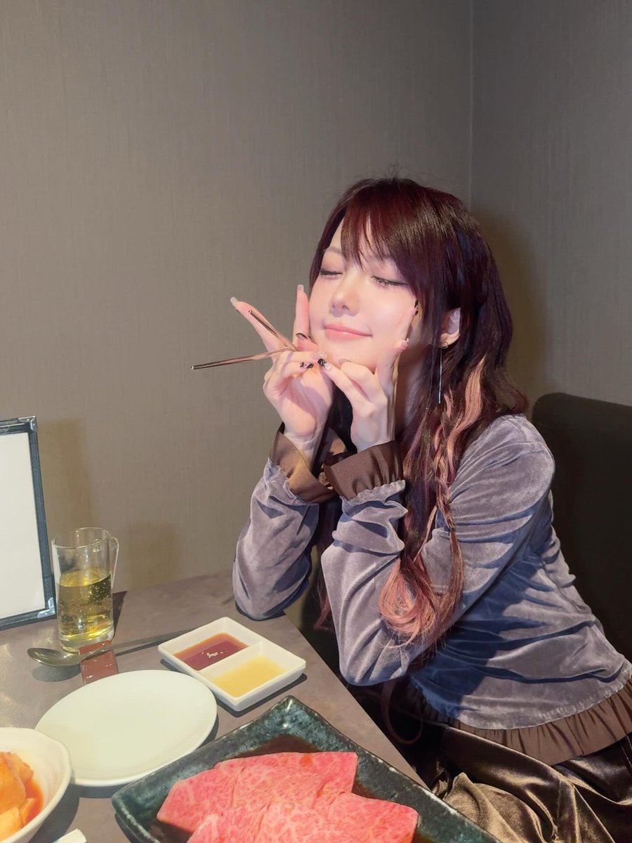binets07's tweet photo. 田中れいな @tanakareina.lovendor
https://t.co/CUvrlWrxAJ
久しぶりに焼肉も食べて やっぱり自分で作るご飯より
人が作った(外食も)ご飯の方がおいしいし
食べたい気持ちになるなって思いました😬
ご飯は自分で食べるより人に作る方が好きかな👨🏻🍳🥣
#れーなこーで #musubore
#SNS転載
#田中れいな https://t.co/I85p78zafs