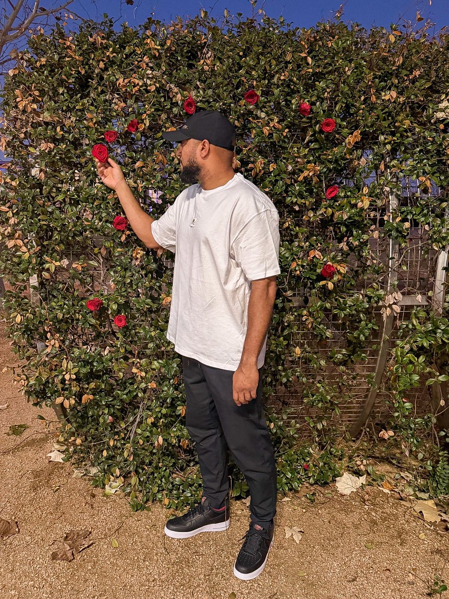 KicksOutOfLife's tweet photo. Sometimes you have to sit back and smell the roses 🌹

The Nike Air Force 1 Low “Rose Black” is a subtle Valentine’s Day 2025 release. The green “AIR” stem detail and red rosebud add romance without losing that classic AF1 edge. 🥀

#KicksOutOfLife https://t.co/X5HN1fxUMR