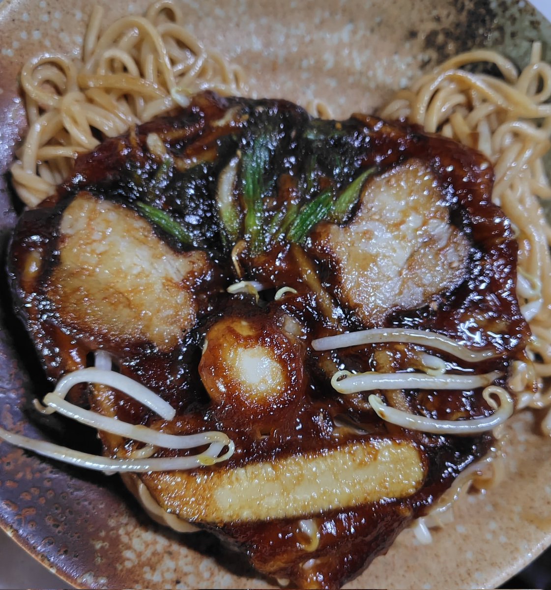 2/13(金)
本日もランチ営業中です〰
昼11:00〜〜14:00 (13:30L.O)
巣鴨は曇り空☁
気温6.8℃　湿度42%
花粉とびますね〰😸
#ラーメン　#巣鴨　#焼きそば