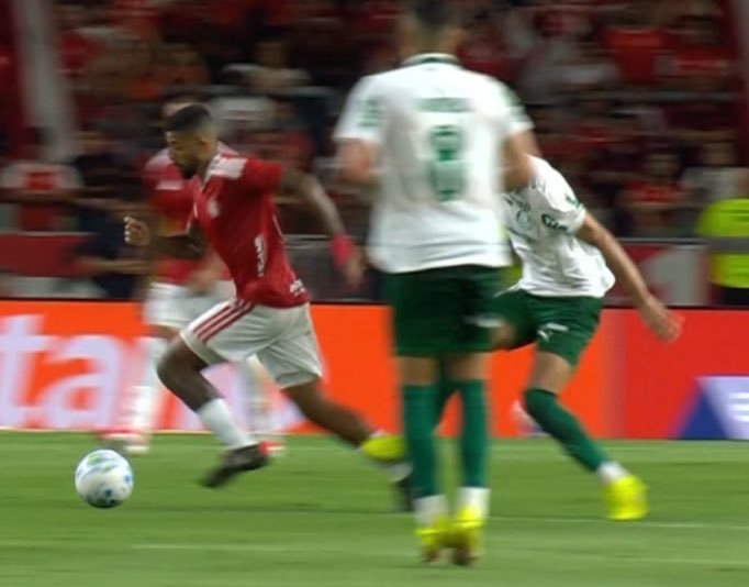 O VAR não chamou, transmissão do Prime Video não trouxe replay e nem comentou sobre. O juiz nem amarelo deu.

Absolutamente nada foi feito em um lance de clara expulsão.

Até quando isso, <a href="/CBF_Futebol/">brasil</a>?