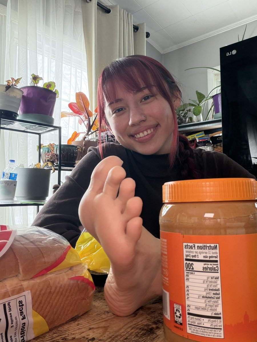 channellebag's tweet photo. Dinner is served #PeanutButterAndFeetSandwhich https://t.co/sZdbTlkeQT