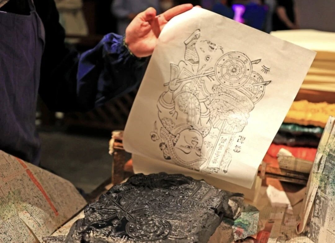 朱仙镇木版年画：起源于北宋，主要分布于开封、朱仙镇及其周边地区。构图饱满，线条粗犷简炼，造型古朴夸张，色彩新鲜艳丽。