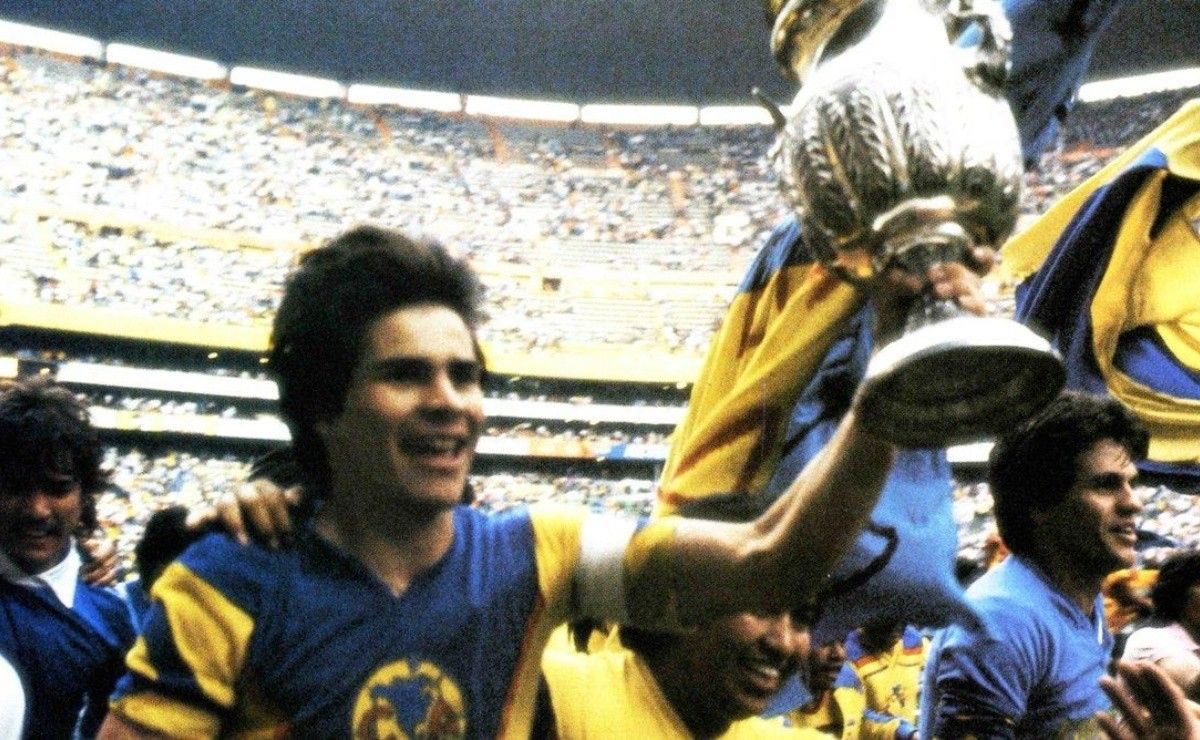 Que estos chillahermanos no te quieran vender el cuento de que son grandes, la única final jugada entre ellos la ganó el de siempre, el único grande de México, no dejes que chivasteel, la chiva dictadora y todos ellos te vendan espejitos, SE ACABO!!
Club América el único grande!!