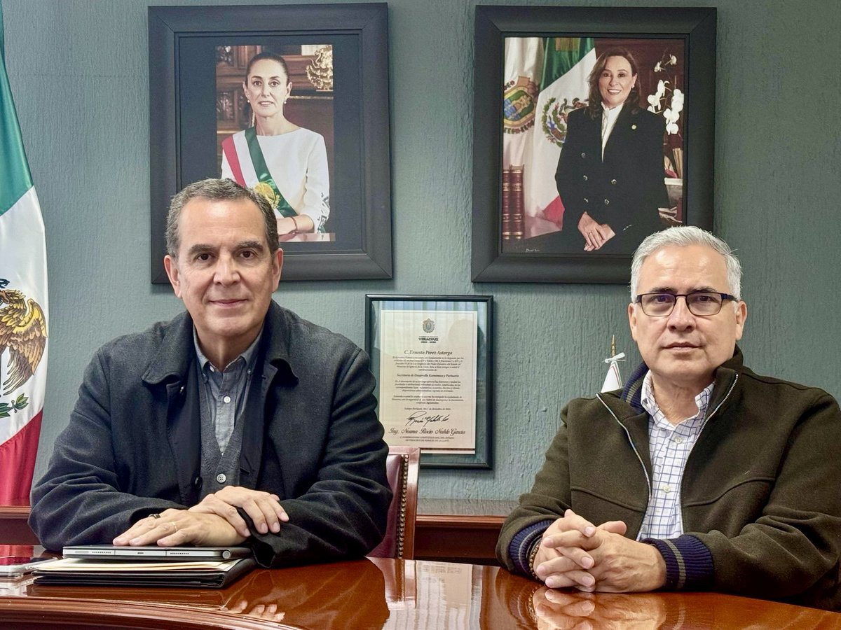 El Ing. <a href="/JorgeAlardinC/">JORGE RAFAEL ALARDÍN CÓRDOVA</a>, sostuvo una reunión de trabajo con el Dr. <a href="/PerezAstorgaE/">Ernesto Pérez Astorga</a>, Titular de la Secretaría de Desarrollo Económico у
Portuario del Estado de Veracruz.

#LaFuerzaDeTodosJuntos✨