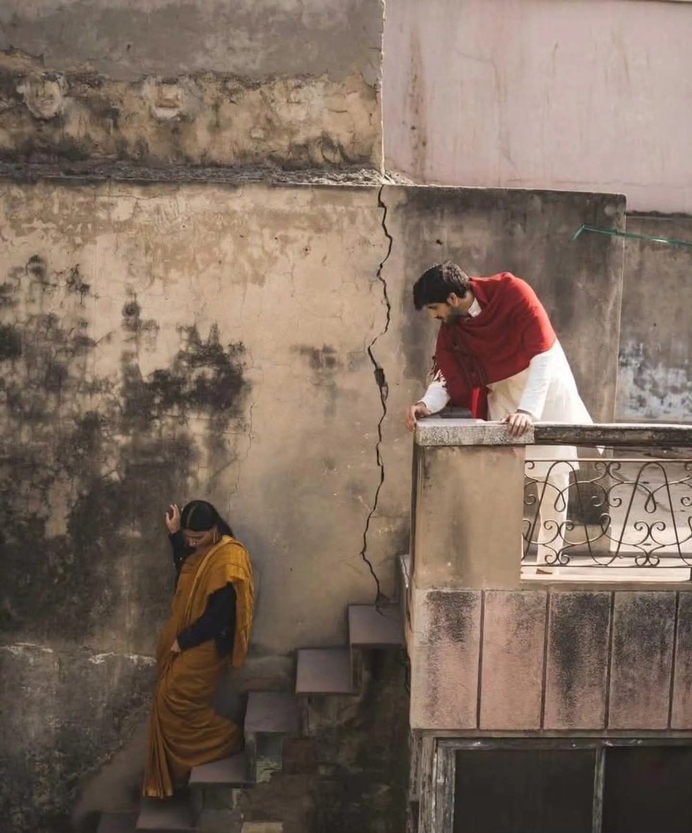 musaphiro's tweet photo. तुमसे क्या पूछा जाए
कि
क्या तुम पूरी एक उम्र
निकालोगे मेरे साथ?
ये बात गलत है पूछना
सूरज से भी
और
गुलाब से भी।।
#sher
#proposeday
#sayari https://t.co/HYPpz2puOT