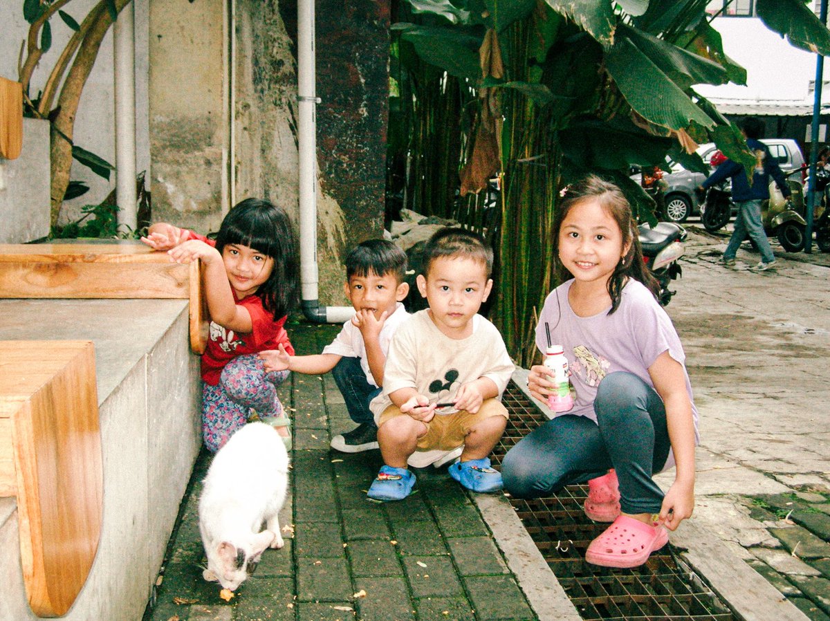 Preset yang ala-ala jadul gini ada yang suka engga? 🎠

Karena DM nya sering gagal,
jadi langsung repost dan komen aja ya..
Nanti link presetnya dikirim lewat DM ✨
Gratis! 🤏🏻

Before                                                           After