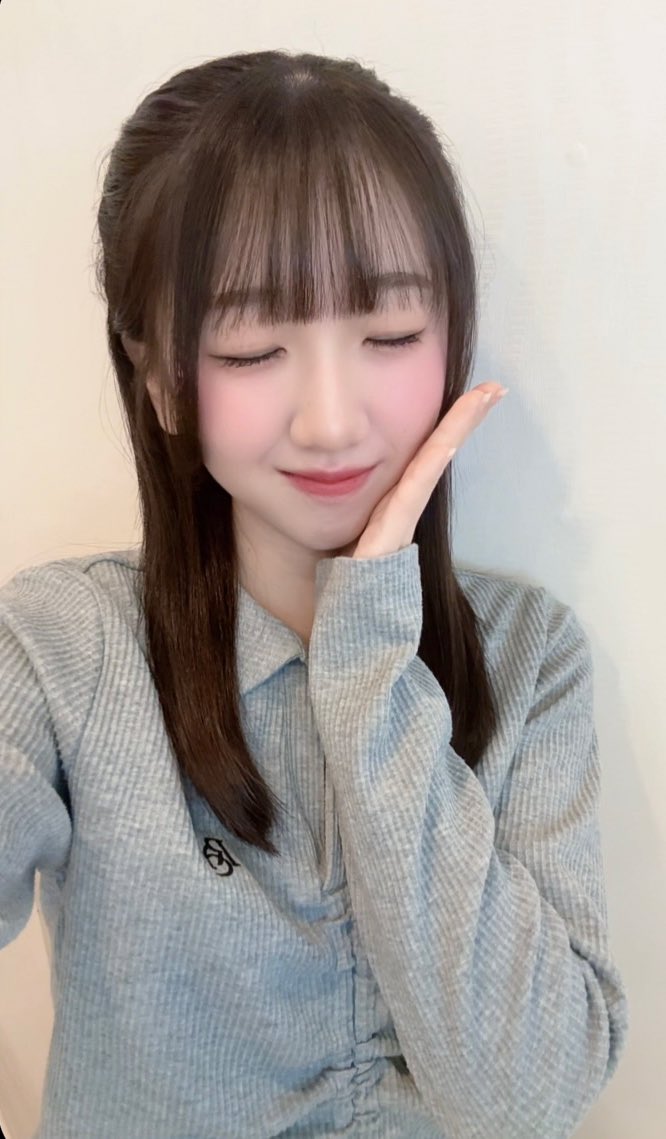 こんにちは🌸

今日はハーフツインday𓂃 𓈒𓏸𑁍
写真だとハーフアップに見えるカモ