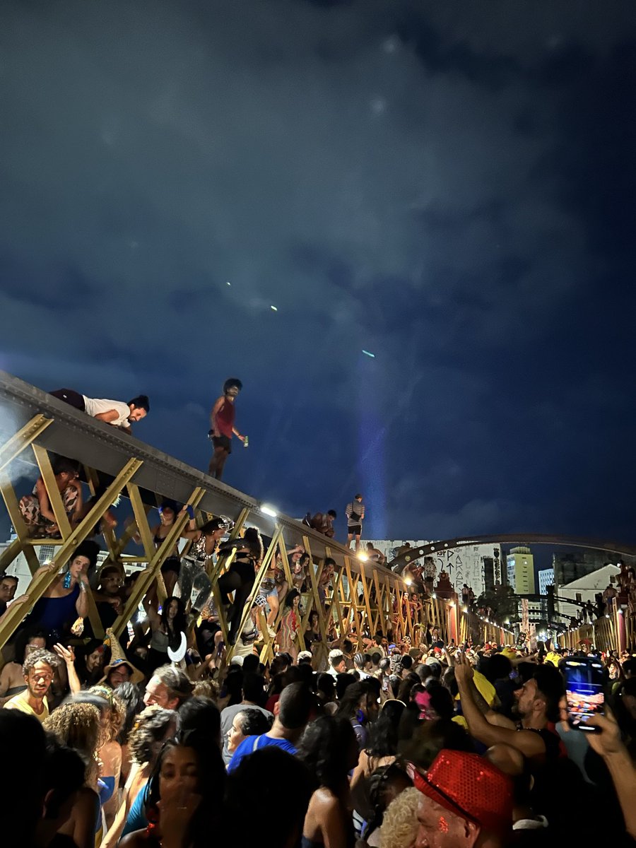 emannuelbento's tweet photo. “Esta cidade é mágica, meio bruxa
Enfeitiça, quebranta, tira as forças” - Nilo Pereira

Ponte de Ferro do Recife durante o bloco Escuta Levino. https://t.co/L1QX0UIOL5
