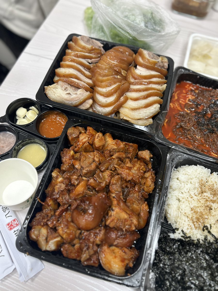 어제 점심. 
여기 족발 쫌 마신네....

겐이는 족발 무봤을까???