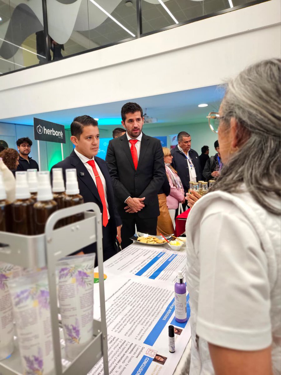 Arcsa_Ec's tweet photo. La agenda concluyó con un recorrido por la feria de productos innovadores desarrollados por estudiantes de Alimentos de la UDLA, donde ratificó su compromiso de impulsar estos emprendimientos con orientación técnica y normativa adecuada.

#ElNuevoEcuador 🇪🇨 https://t.co/PBOTHWRH0e