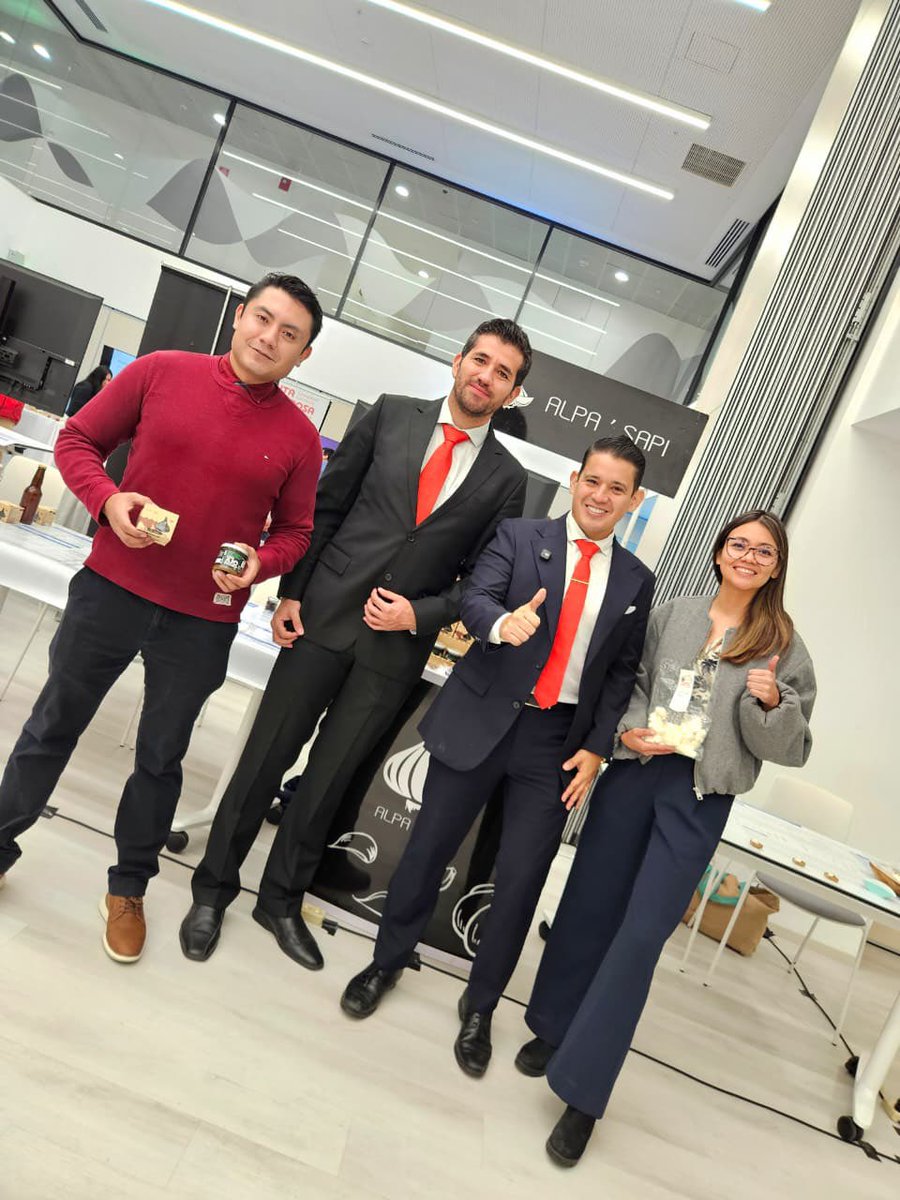 Arcsa_Ec's tweet photo. La agenda concluyó con un recorrido por la feria de productos innovadores desarrollados por estudiantes de Alimentos de la UDLA, donde ratificó su compromiso de impulsar estos emprendimientos con orientación técnica y normativa adecuada.

#ElNuevoEcuador 🇪🇨 https://t.co/PBOTHWRH0e