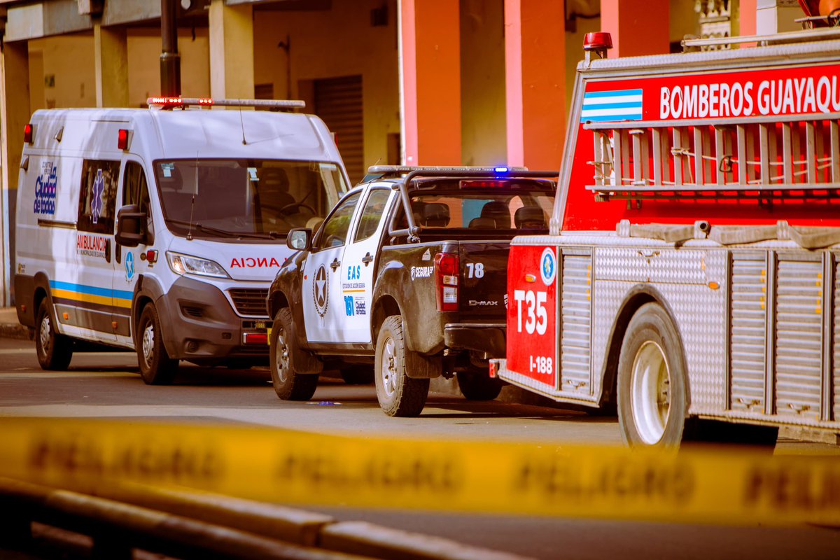 vtv_ecuador's tweet photo. #País #SeguraEP | Ante el incendio estructural de alarma 3 en Cuenca y Eloy Alfaro, el #COECantonal se mantiene en sesión permanente para coordinar la respuesta interinstitucional. El Benemérito Cuerpo de #BomberosGuayaquil ha informado que el incendio ha sido controlado. https://t.co/QWdHlgCjdP
