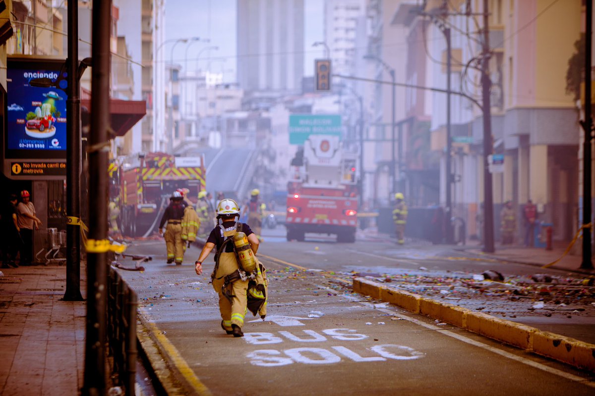 vtv_ecuador's tweet photo. #País #SeguraEP | Ante el incendio estructural de alarma 3 en Cuenca y Eloy Alfaro, el #COECantonal se mantiene en sesión permanente para coordinar la respuesta interinstitucional. El Benemérito Cuerpo de #BomberosGuayaquil ha informado que el incendio ha sido controlado. https://t.co/QWdHlgCjdP