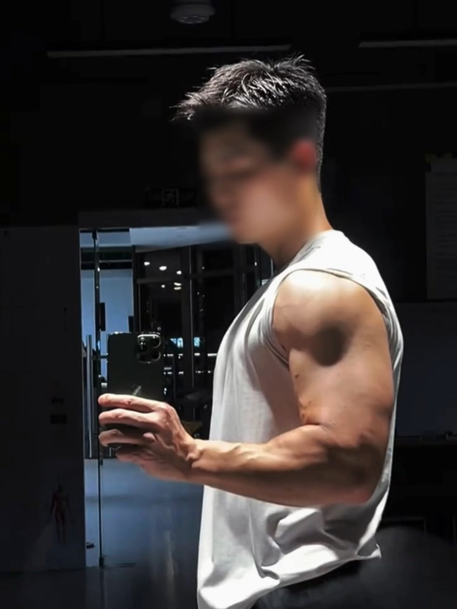 Chenmingxxxx's tweet photo. 在健身房里认识的肌肉人夫
非常淫荡热情
喜欢让女记者闻他的大臭脚
老婆不在家就约女记者视频
并且穿老婆的性感三角内裤录粗口视频给女记者看
尺寸相当可以
#肌肉 #肌肉猛男 #直男亲爹 #人夫 https://t.co/XRnW1SYSke
