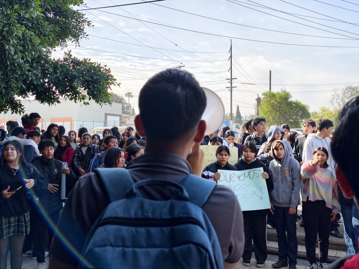 🚩📢 | Estudiantes adheridos a la FNERRR en Baja California acudieron a las instalaciones de la Comisión Federal de Electricidad para exigir la conexión del servicio eléctrico en la Secundaria 35 Tlacaélel.