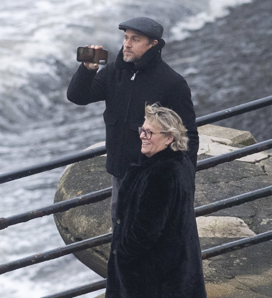 acessochbr's tweet photo. 📸 Novo flagra! Em 12/02/2026, Charlie Hunnam foi visto caminhando pela costa de Tynemouth com sua mãe, se alongando no calçadão e em uma videochamada possivelmente com a namorada. Um momento simples e cheio de charme.

Backgrid. https://t.co/oB9YP8vmOD