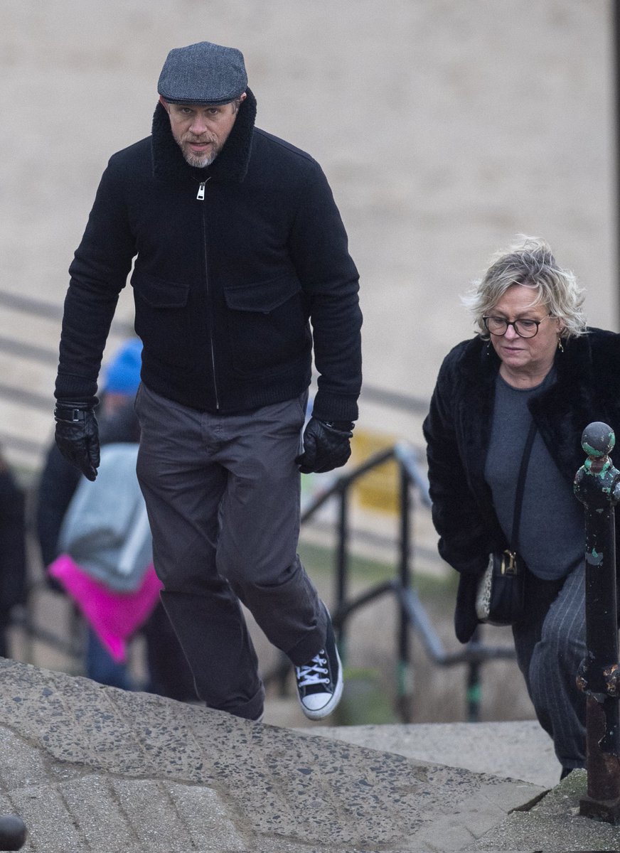 acessochbr's tweet photo. 📸 Novo flagra! Em 12/02/2026, Charlie Hunnam foi visto caminhando pela costa de Tynemouth com sua mãe, se alongando no calçadão e em uma videochamada possivelmente com a namorada. Um momento simples e cheio de charme.

Backgrid. https://t.co/oB9YP8vmOD