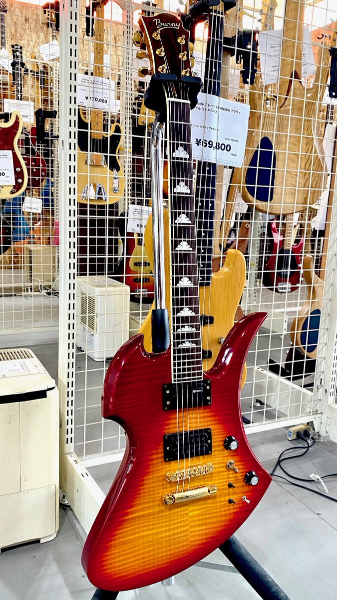 🐧こんにちわ！ 本日も13:15よりOPEN🎉 🎸本日の一本！ BURNY by