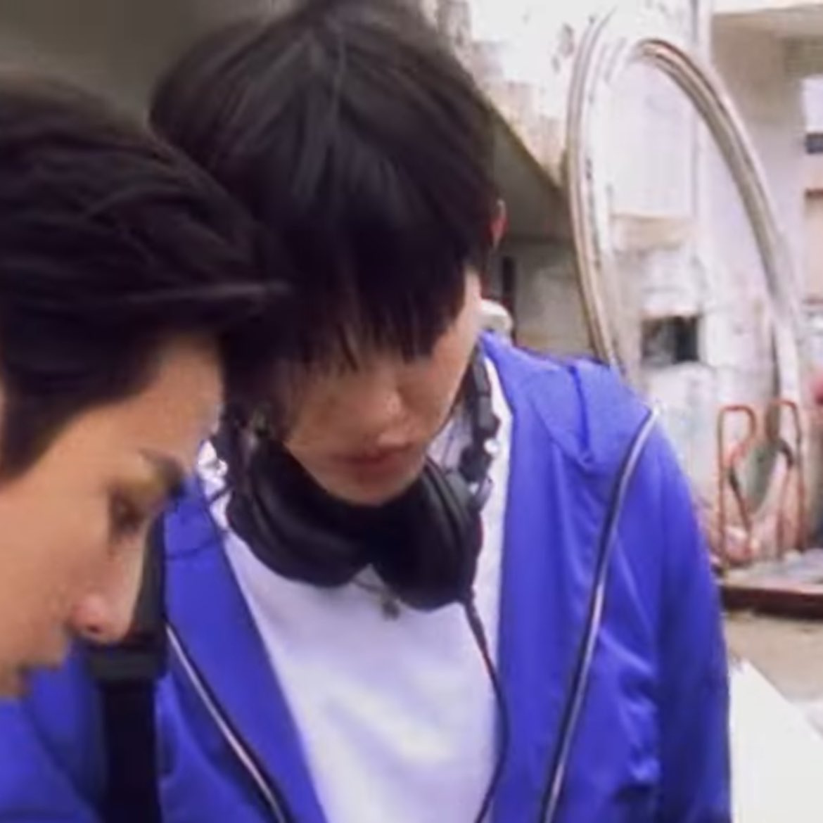 예전에 밴드 동아리 기타 오빠 좋아했었는데 그 오빠가 내 첫사랑이었고 근데 졸업반 마지막 공연 하던날 엔딩무대 하고 갑자기 기타 내려놓고 그대로 벅뚜벅뚜 뒤로 걸어가서 드러머 멱살잡고 키스해서 그 날 공연 난리 났었음 퍼포먼슨지 찐인지 몰라서 아, 물론 지금은 알아 둘이 결혼했더라