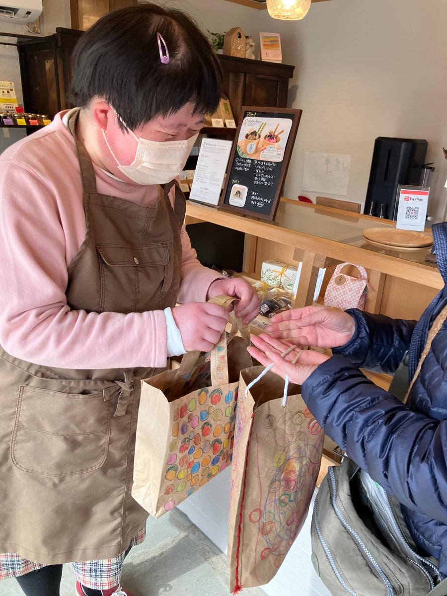 ほとりのお店で
仲間が楽しそうに子どもたちと関わる姿や
「大好きなの、ここが」と
話してくれた言葉がとても嬉しく、
改めてこの場所の大切さを感じました。