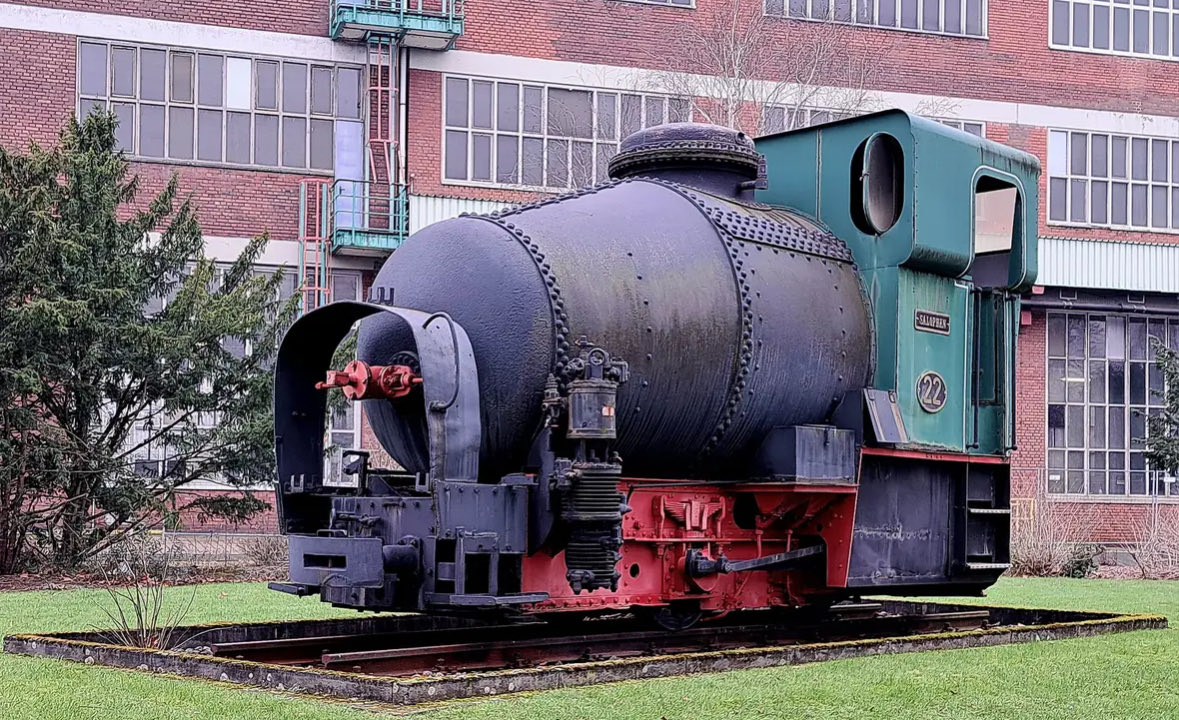 Just discovered Fireless locomotives and they’re kinda funny looking.
I like them lol