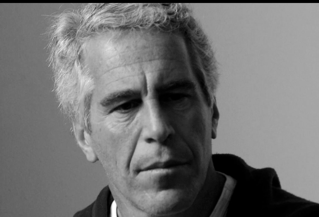 🇺🇸 ATENCIÓN: ¡SE DERRUMBA EL MURO DEMÓCRATA!

Kathryn Ruemmler, exconsejera principal de Barack Hussein Obama en la Casa Blanca, renuncia en desgracia a su cargo millonario en Goldman Sachs.

¿La razón? La masiva filtración de archivos de Epstein ordenada por el Departamento de