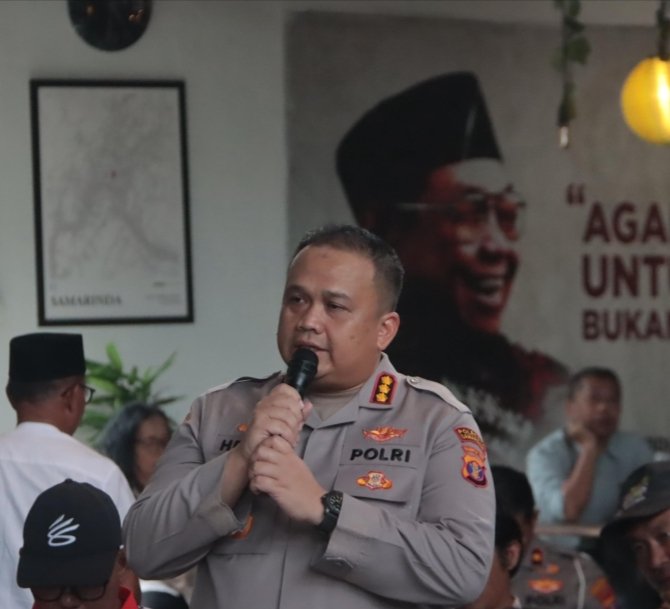 Kegiatan Jumat Curhat hadir ditengah masyarakat tampung aspirasi masukan serta keluhan dari masyarakat dan tidak luput senantiasa berupaya mendekatkan diri dengan masyarakat.