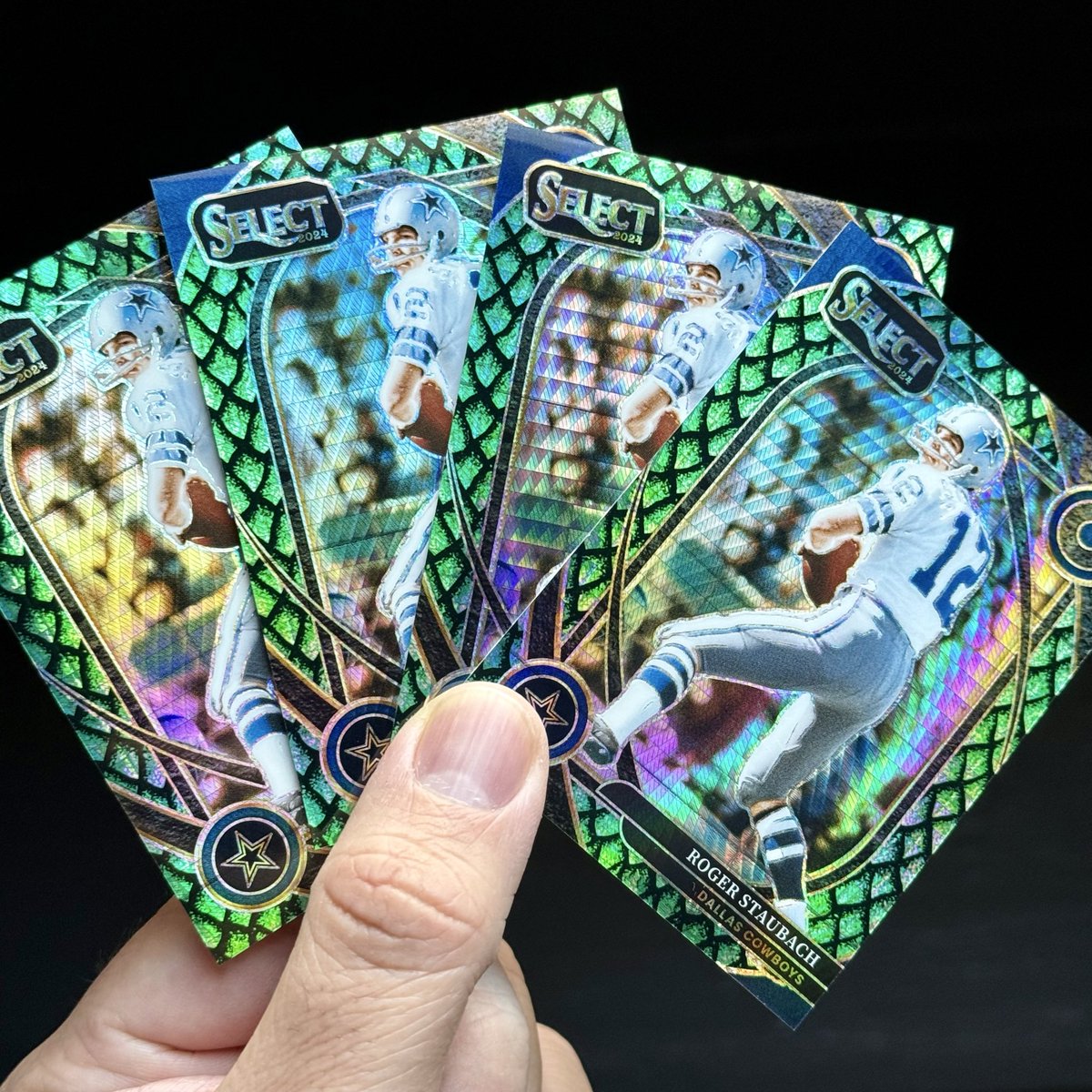 That one card you can’t get enough of.

🐉Dragon Scale Roger Staubach🐉

#thehobby #whodoyoucollect #cardpurchaser <a href="/CardPurchaser/">Card Purchaser</a>