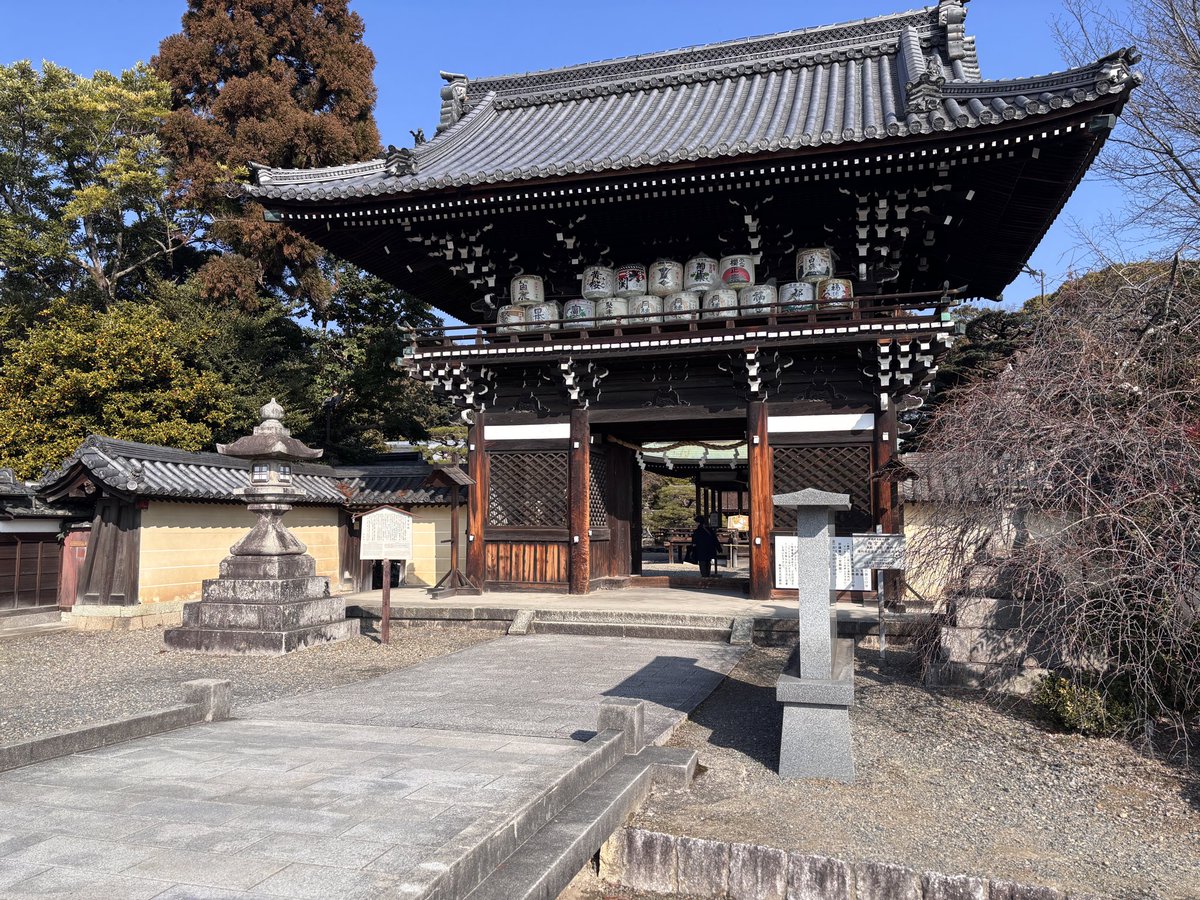 KITKAFE's tweet photo. 松尾大社と梅宮神社
吟醸のかみさまっ！(神様症候群)を見て日本酒にはまったみとしては思い入れのある場所
このはさまみたいな猫もいた https://t.co/aNxQjYHOhq