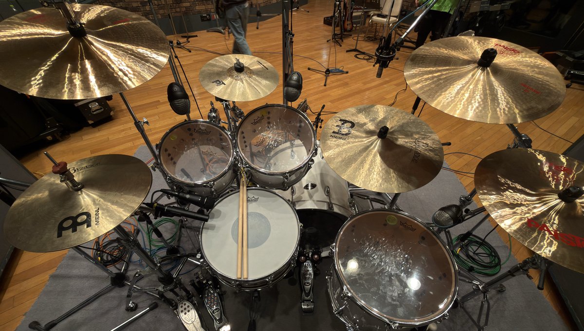 ‼️‼️📢お知らせ📢‼️‼️

2026.02.13(金) 本日公開の映画
「新劇場版　銀魂　-吉原大炎上-」
の劇中の音楽にドラムで参加しました🥁🔥
僕のドラムの音がどこで流れるのか、目で楽しみながら耳も凝らして楽しんでほしいです♪
いくつかのシーンで叩いてます✨

ぜひ劇場にお越しください🙌
#銀魂　#映画