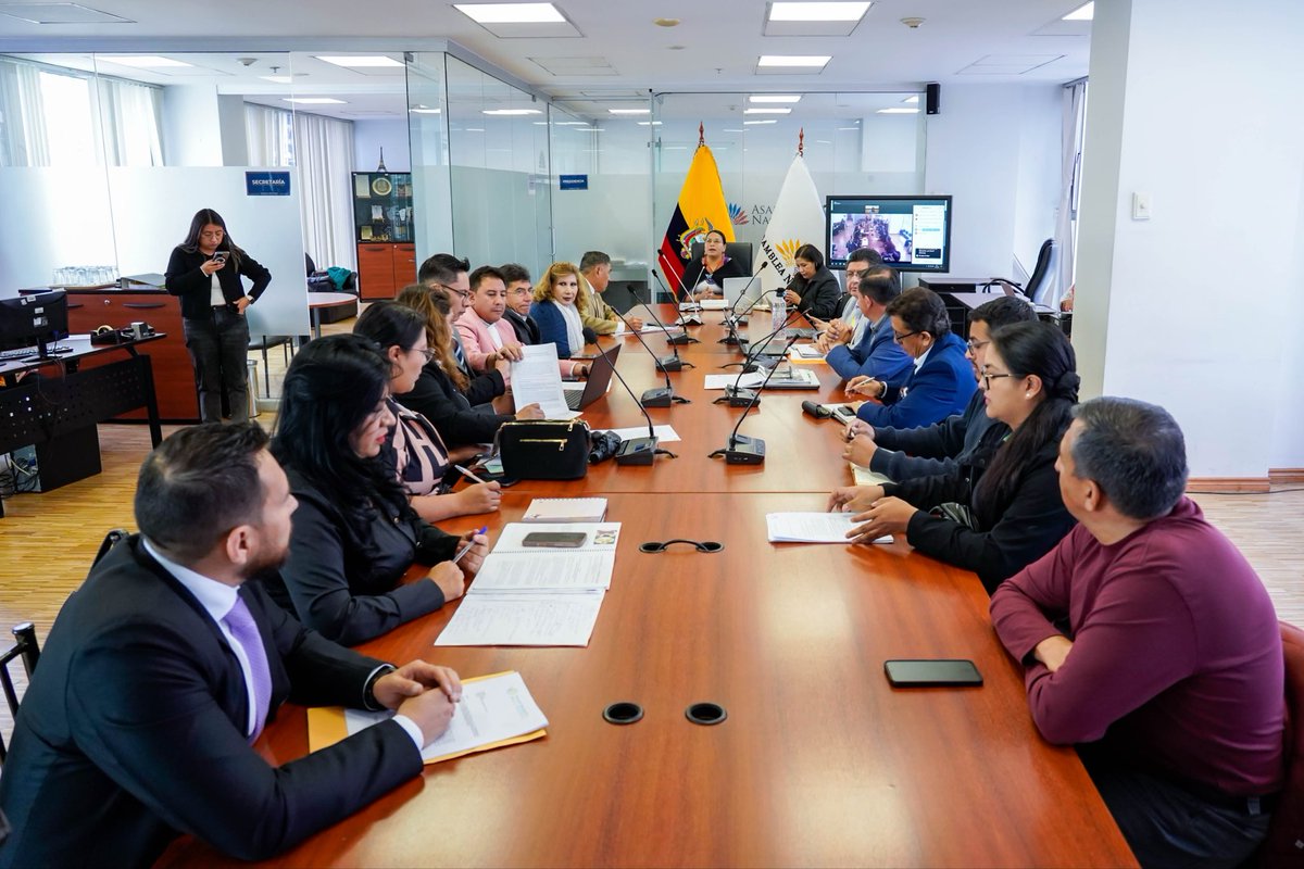Educacion_Ec's tweet photo. HOY | El MINEDEC participó en la mesa técnica sobre el proceso de contratación de bares escolares en la Comisión de @EducacionAN de la @AsambleaEcuador. 

Durante la sesión, se explicó que la adjudicación de bares escolares se realiza mediante convocatoria pública, garantizando transparencia y libre participación de oferentes que cumplan requisitos sanitarios y técnicos. Las propuestas son evaluadas bajo un sistema de puntaje técnico y económico, que valora la experiencia en servicios de alimentación, capacitación. 🤝

#ElNuevoEcuador