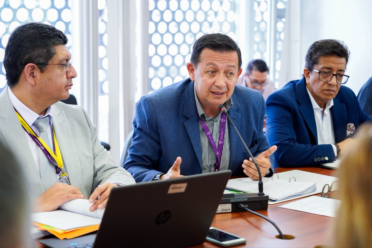 Educacion_Ec's tweet photo. HOY | El MINEDEC participó en la mesa técnica sobre el proceso de contratación de bares escolares en la Comisión de @EducacionAN de la @AsambleaEcuador. 

Durante la sesión, se explicó que la adjudicación de bares escolares se realiza mediante convocatoria pública, garantizando transparencia y libre participación de oferentes que cumplan requisitos sanitarios y técnicos. Las propuestas son evaluadas bajo un sistema de puntaje técnico y económico, que valora la experiencia en servicios de alimentación, capacitación. 🤝

#ElNuevoEcuador