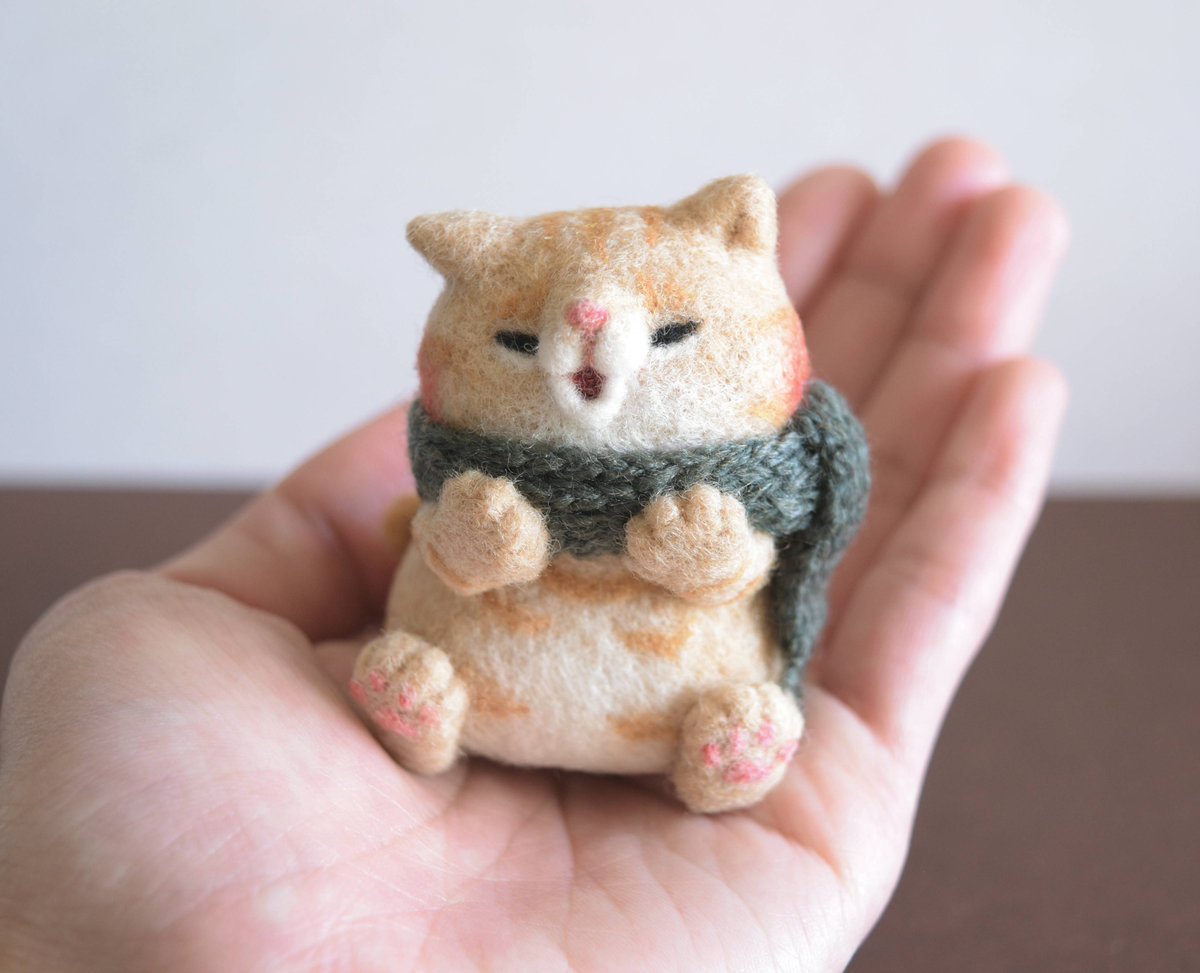 ぬくぬくまふにゃ～ず♪
明日 2月14日(土) 10時～ 再販開始となります🐈

今年の茶トラさんの表情がなんだかぽっちゃりしていて、自分自身癒されちゃってます💕
　▼minneギャラリー
　minne.com/@armoise 
皆様の心も身体もほっこりしますように🙏✨

#羊毛フェルト #猫 #minne #ハンドメイド