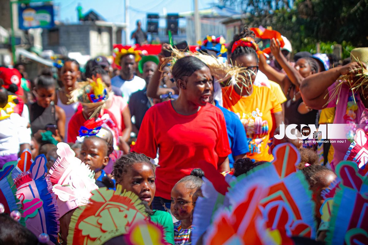 Kanaval Timoun yo nan Sentelen te reyini lekòl Jardin Saint Luc ak Lekòl Marguerite d’Youville, nan yon bèl defile jodi jedi 12 fevriye 2026, ki te mete anpil kè kontan nan kominote a. Avèk konkou Band Ann nou Alez, timoun yo te sòti devan legliz Sentelen an pou rive nan Lekòl
