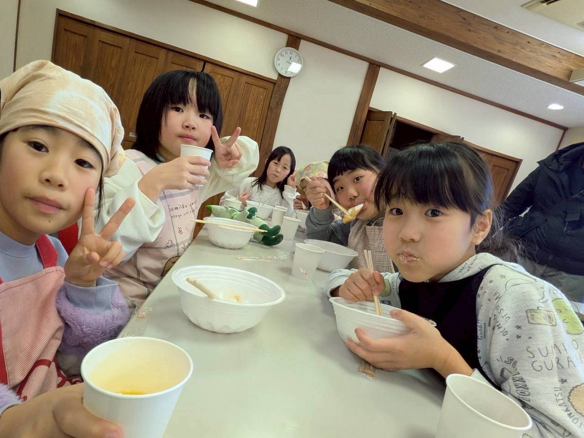 pole_toridai's tweet photo. 1/10に親親ひろばがありました！
新年🌅🎍ということで、餅つきを行いました！🥢
つきたてのお餅は美味しいですね！😋🌟
本年もよろしくお願いします🐎💨

#鳥取大学 #鳥取県 #鳥取市 #ポレポレキッズ #polepolekids #青少年育成団体 https://t.co/ChhLkdCnce