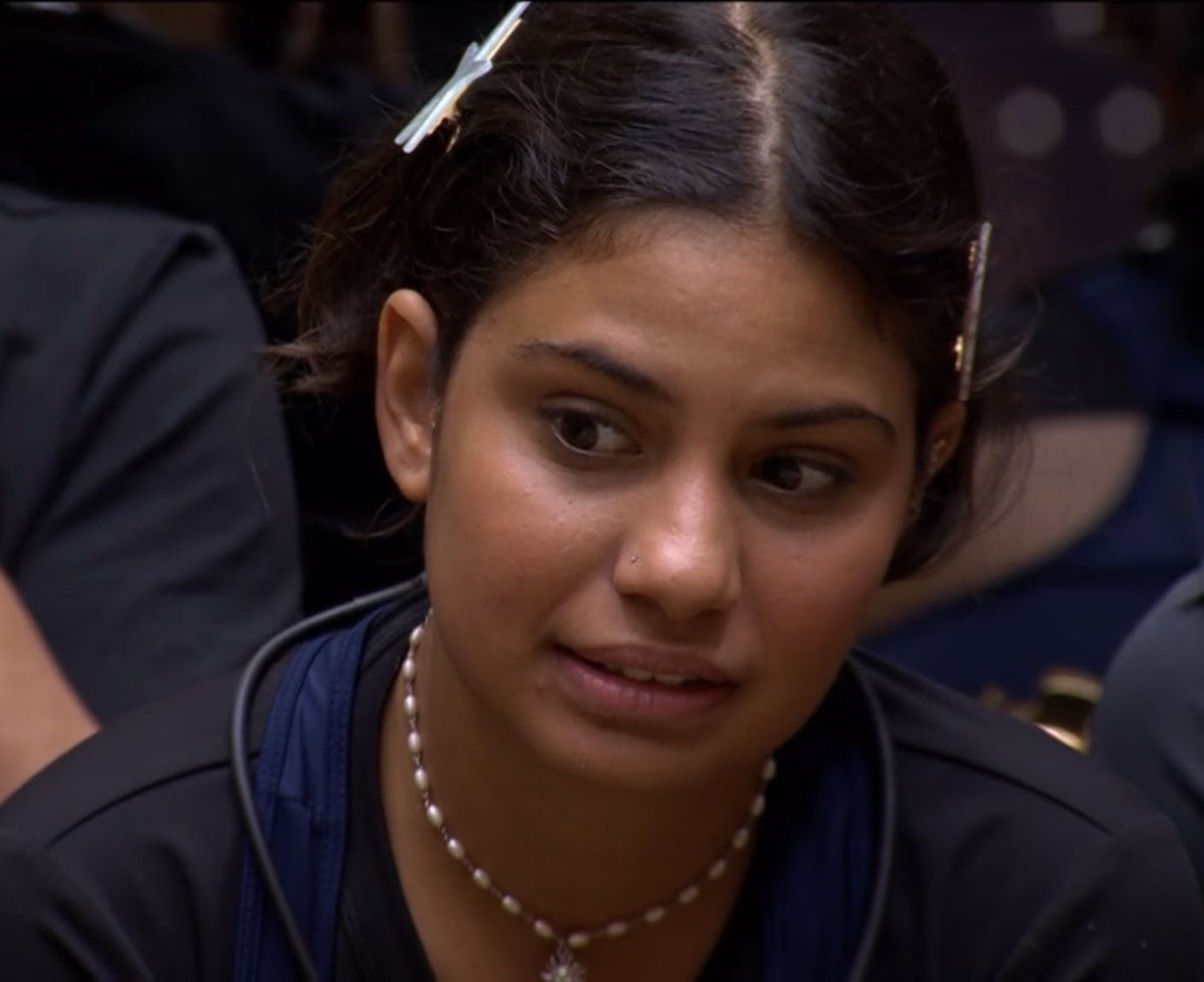 ouiazul's tweet photo. a cara de quem sabe EXATAMENTE o que fez quando o Tadeu tava falando do barrado no baile (e a câmera focando logo nela KKKKKKKKKKKK 🗣️🗣️
#BBB26 #BBBB26 #ProvaDoLider https://t.co/FDJZhyarZm