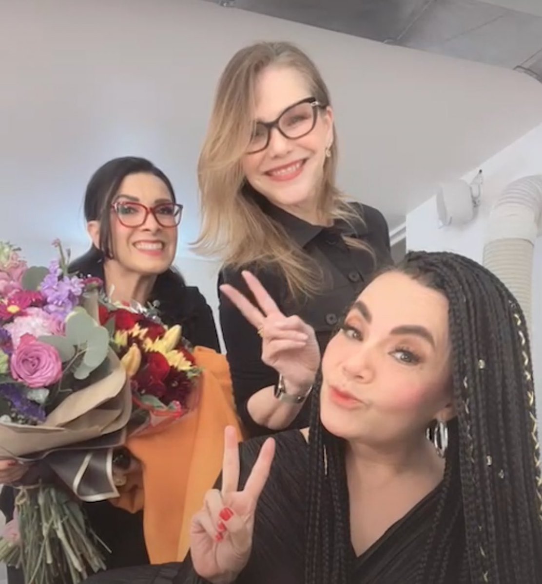 Wow. Escucharlas a las 3 fue mágico 
Les amooooo <a href="/DalilahPolanco/">Dalílah Polanco</a> <a href="/KikaEdgar/">Kika Edgar</a> <a href="/lorenadelagarza/">Lorena de la Garza</a>

MONOLOGOS EL MUSICAL