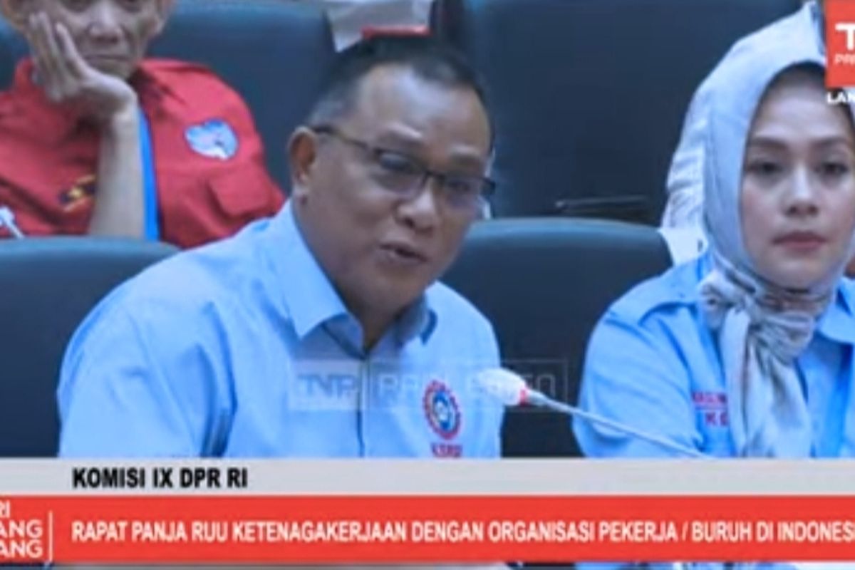 RadioSmartFM's tweet image. Ketua Umum KSPSI Jumhur Hidayat menyebut, 30 persen tekstil dan produk tekstil impor merupakan ilegal.

Jumhur mengatakan, di luar 30 persen tekstil impor ilegal, sebanyak 30 - 40 persen tekstil impor lainnya bisa masuk ke Indonesia karena kebijakan sangat longgar.

#SmartNews