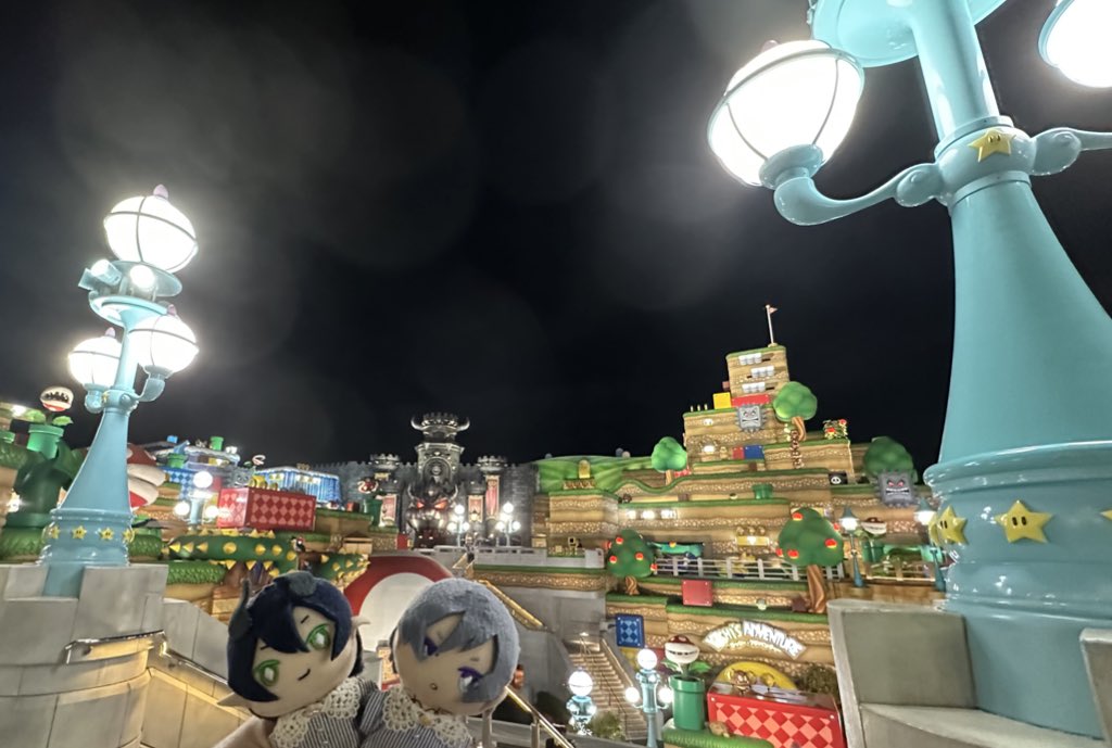 もちろん🐉⚔️ぬいも連れている✨夜の雰囲気も良いね😊

⚔️「🦍のｱﾄﾗｸｼｮﾝは人気で締切られてしまいましたね」
🐉「また次に来た時に乗りに行こうか」
⚔️「また今度、があるのは素敵ですね」