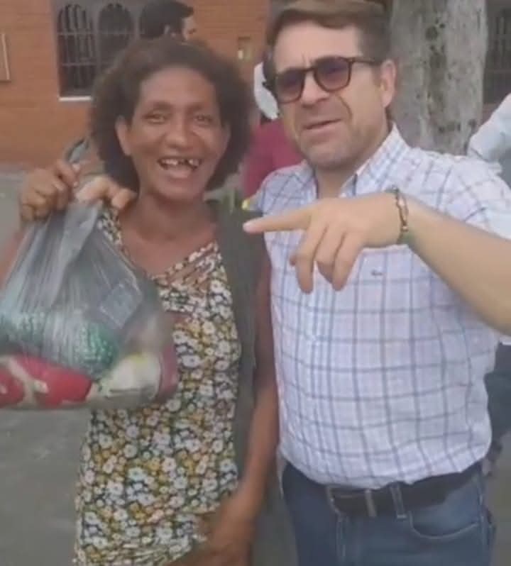 El socialismo en una imagen. El pueblo pobre, mendigo, desnutrido, desdentado e ignorante y el gobernante con su camisa Lacoste, pantalón Levi's, lentes Rayban, pulsera de oro y bien gordito gracias al dinero del pueblo. ¡Se tenía que decir y se dijo!