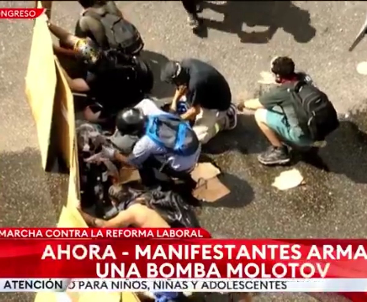 MiniNestor's tweet photo. Que raro, a estos que estaban armando una molotov adelante de la policia no los identificaron. Tampoco los reprimieron, ni los detuvieron.
Escracharon a 4 manifestantes sin una sola prueba mas que su presencia en la marcha.
Sos inoperante, @AleMonteoliva. https://t.co/ryUt2qAJC6