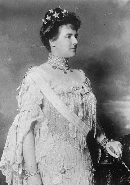 RealRoyalMail's tweet photo. "I am writing to you on behalf of the violets you sent to São Vicente, and I was deeply touched by the prayers you offered." 1937 card of Queen Amelie thanking for condolences. She was the last Queen of Portugal as the wife of Carlos I &amp; lived in exile from 1910 on. https://t.co/xUq2qK3bdl
