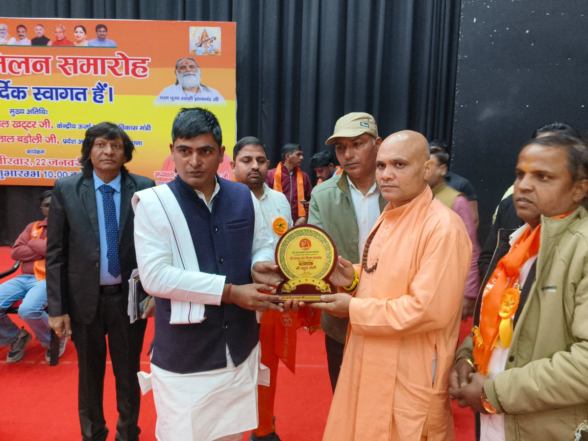 Rahuljogi_21's tweet photo. संतों का सानिध्य, संस्कृति का संकल्प!" 
​जीवन में जब संतों का आशीर्वाद और महापुरुषों का मार्गदर्शन मिलता है, तो सेवा का मार्ग और भी सुगम हो जाता है। 'श्री गोरख संत मिलन समारोह' में पूज्य संतों के चरणों में बैठने और उनके ओजस्वी विचारों को आत्मसात करने का सौभाग्य प्राप्त हुआ।
​हमारी विरासत ही हमारी असली पूंजी है। सनातन धर्म के इन स्तंभों के आशीर्वाद से ' हिंदू सनातन वाहिनी' निरंतर अपने गौरवशाली पथ पर अग्रसर है।
​आशीर्वाद ही शक्ति है, और संस्कृति ही संस्कार। 🙏✨
​#RahulJogi #SanatanShaktiYatra #SantMilan #HinduCulture #PublicFigure #SocialLeader #SanatanaDharma