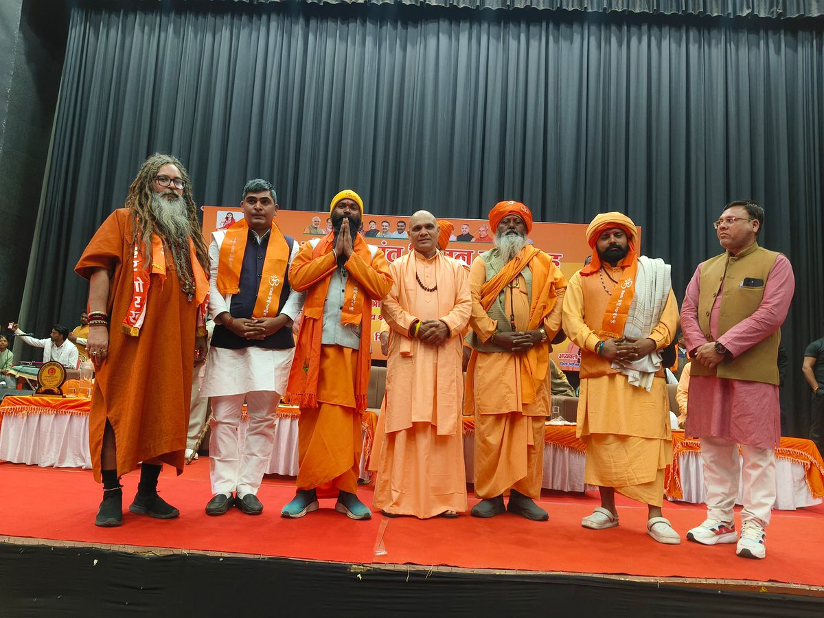 Rahuljogi_21's tweet photo. संतों का सानिध्य, संस्कृति का संकल्प!" 
​जीवन में जब संतों का आशीर्वाद और महापुरुषों का मार्गदर्शन मिलता है, तो सेवा का मार्ग और भी सुगम हो जाता है। 'श्री गोरख संत मिलन समारोह' में पूज्य संतों के चरणों में बैठने और उनके ओजस्वी विचारों को आत्मसात करने का सौभाग्य प्राप्त हुआ।
​हमारी विरासत ही हमारी असली पूंजी है। सनातन धर्म के इन स्तंभों के आशीर्वाद से ' हिंदू सनातन वाहिनी' निरंतर अपने गौरवशाली पथ पर अग्रसर है।
​आशीर्वाद ही शक्ति है, और संस्कृति ही संस्कार। 🙏✨
​#RahulJogi #SanatanShaktiYatra #SantMilan #HinduCulture #PublicFigure #SocialLeader #SanatanaDharma