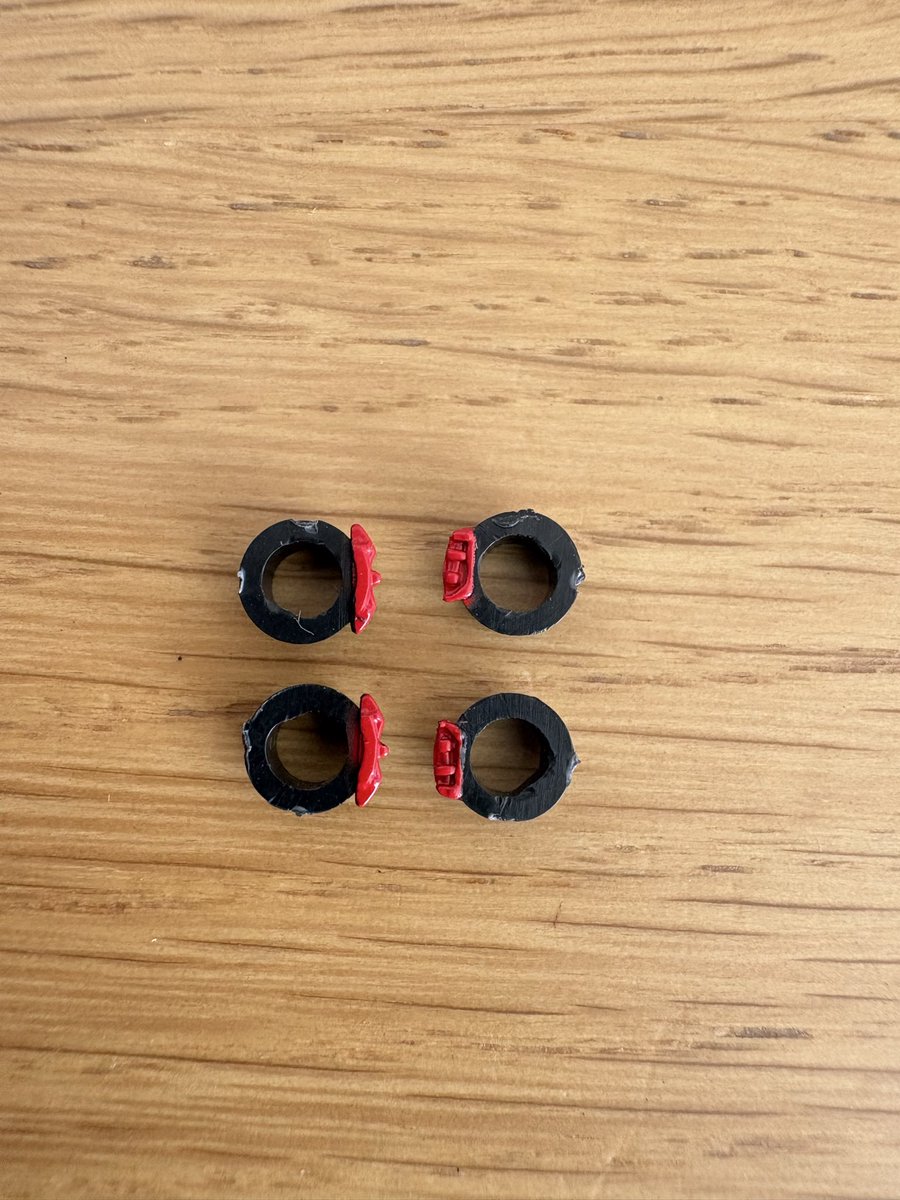 app1_open's tweet photo. 感動したのはブレーキキャリパー、色だけと思ったらちゃんと前後分けて作られてたΣ(ﾟДﾟ)ｽｹﾞｰ

トイズキャビンのFL5も赤でしたので並べてみました、IP4社のは色が明るすぎるかなー、でもほんとよく出来てるので興味ある人は是非！

 #ガチャガチャ https://t.co/1qsPOvKZHI