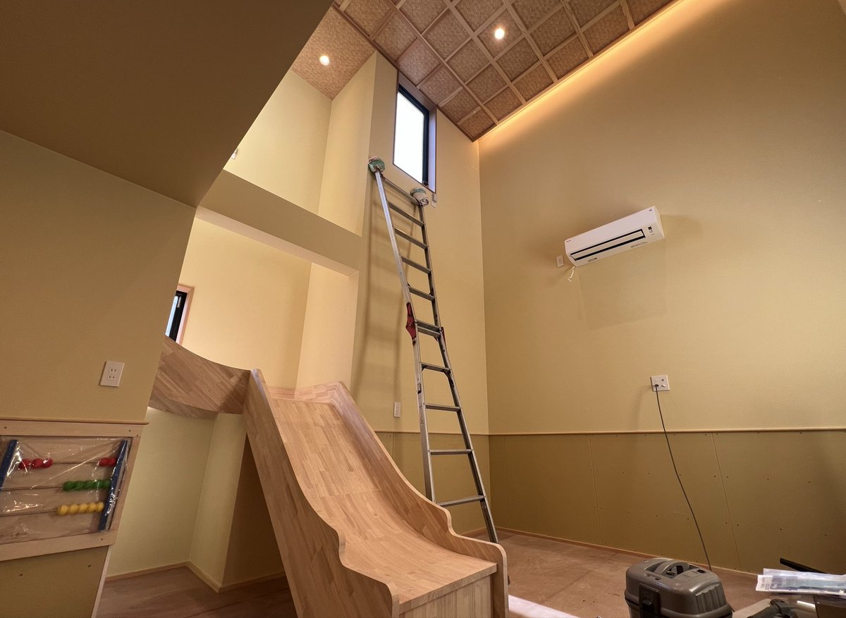 道後に素敵なお宿が誕生します！
お打ち合わせの際に内覧させていただきました。
客室にはなんと滑り台が…！