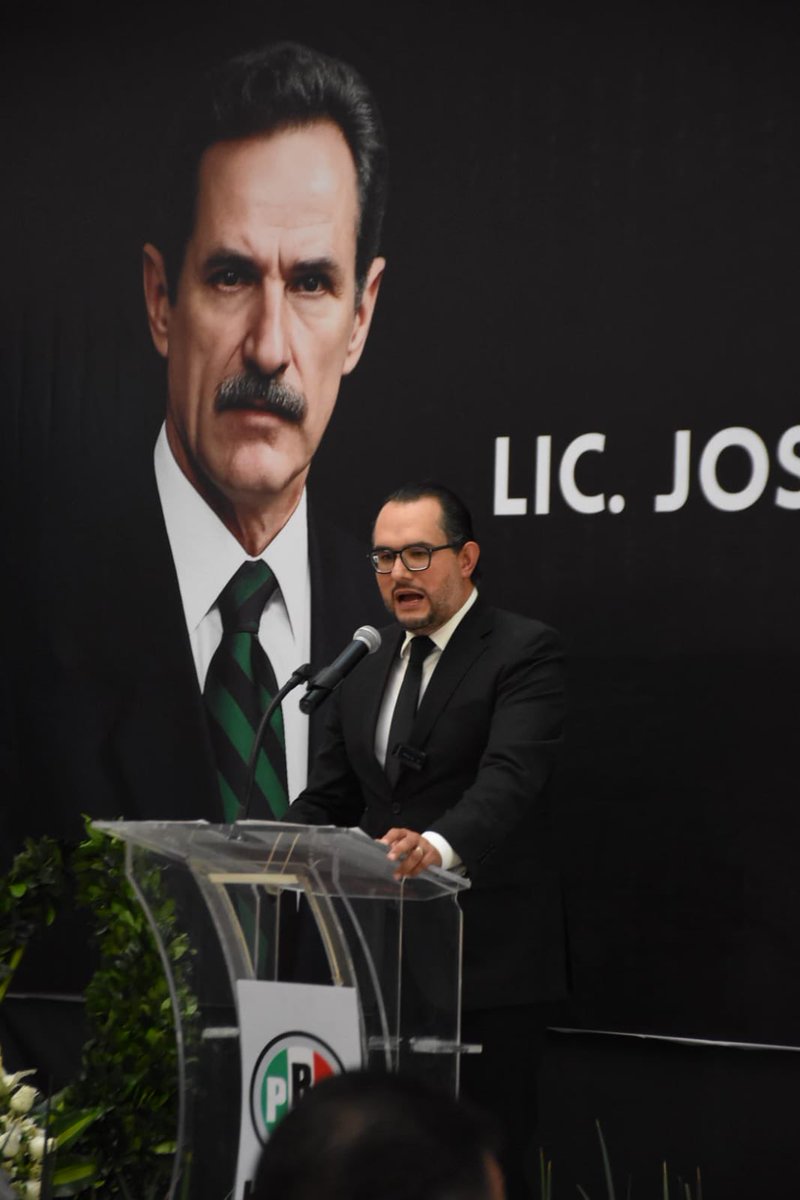 MarcoMendoza_B's tweet photo. Don Ernesto Gil Elorduy fue mucho más que un destacado militante priista. Fue un líder entregado, un hombre íntegro, convencido de que la política es el arte de servir, de transformar y de construir puentes para el bienestar común. 

Su ejemplo nos inspira a seguir adelante, sin claudicar, fieles a los principios que forjaron a nuestro partido y a nuestro estado.

QEPD 🕊️