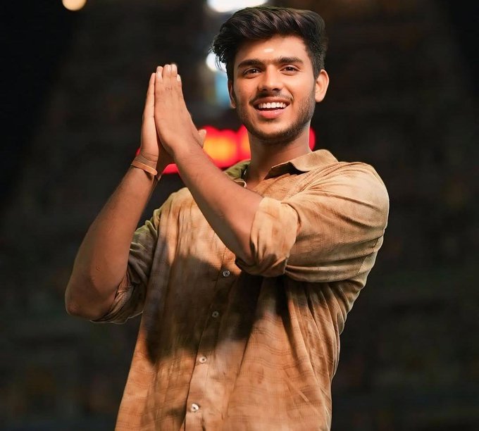 itz_Tracker's tweet photo. After VJ Siddhu, Parithabangal & Irfan, Now #NRFMVlogs led by #Fayaz emerging well on YouTube with Gen-Z audience. His musical Video releasing soon⌛🎶 https://t.co/SGqn2IhK77